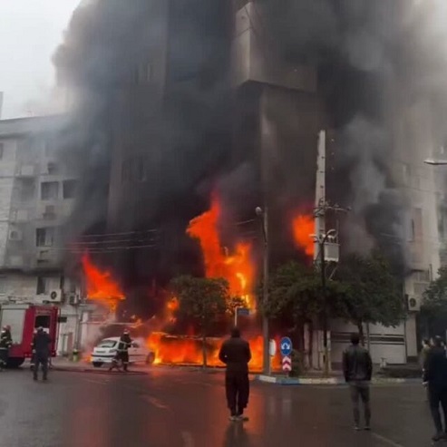 نجات جان ۲۰ نفر در حادثه آتش سوزی خیابان سلمان فارسی ساری