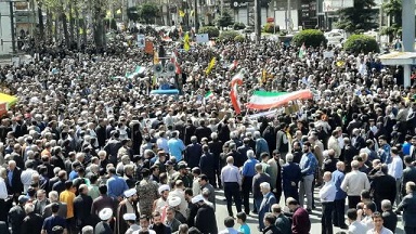 حمل پرچم بزرگ فلسطین توسط راهپیمایان آملی در روز جهانی قدس